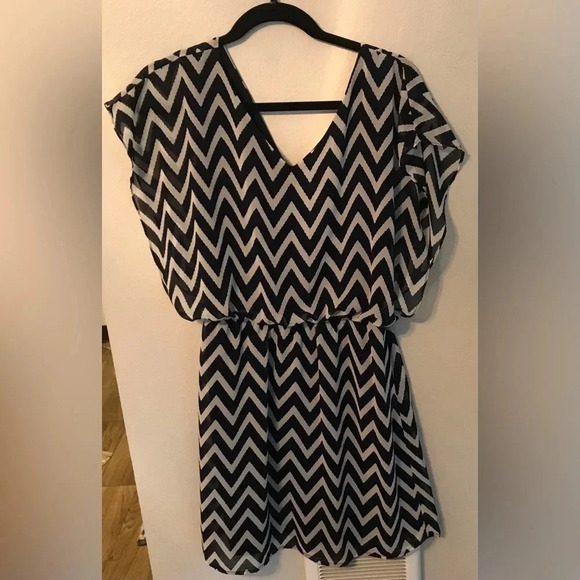 Buttons Brand Chevron Print Dress Size Medium - Picture 5 of 5